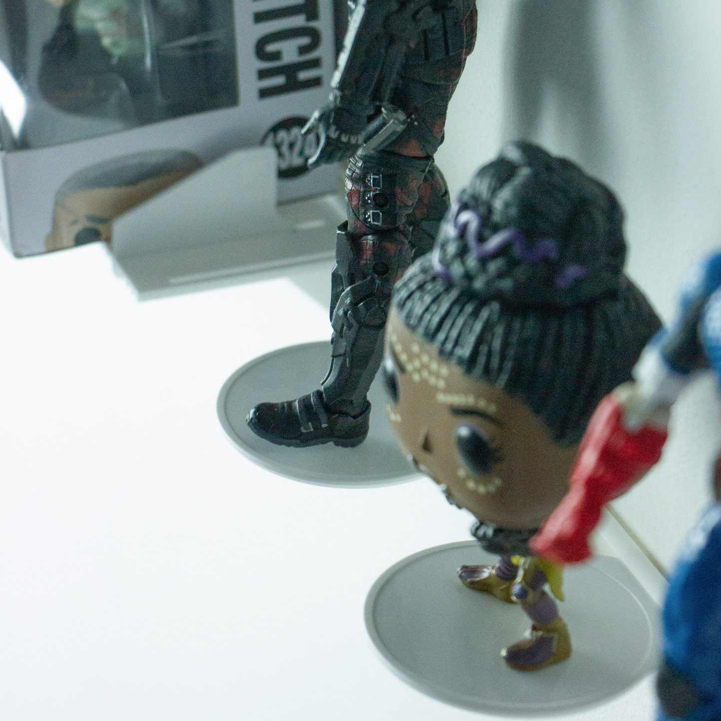 VALOR Glide Series Out-of-the-Box Figure Display Stands